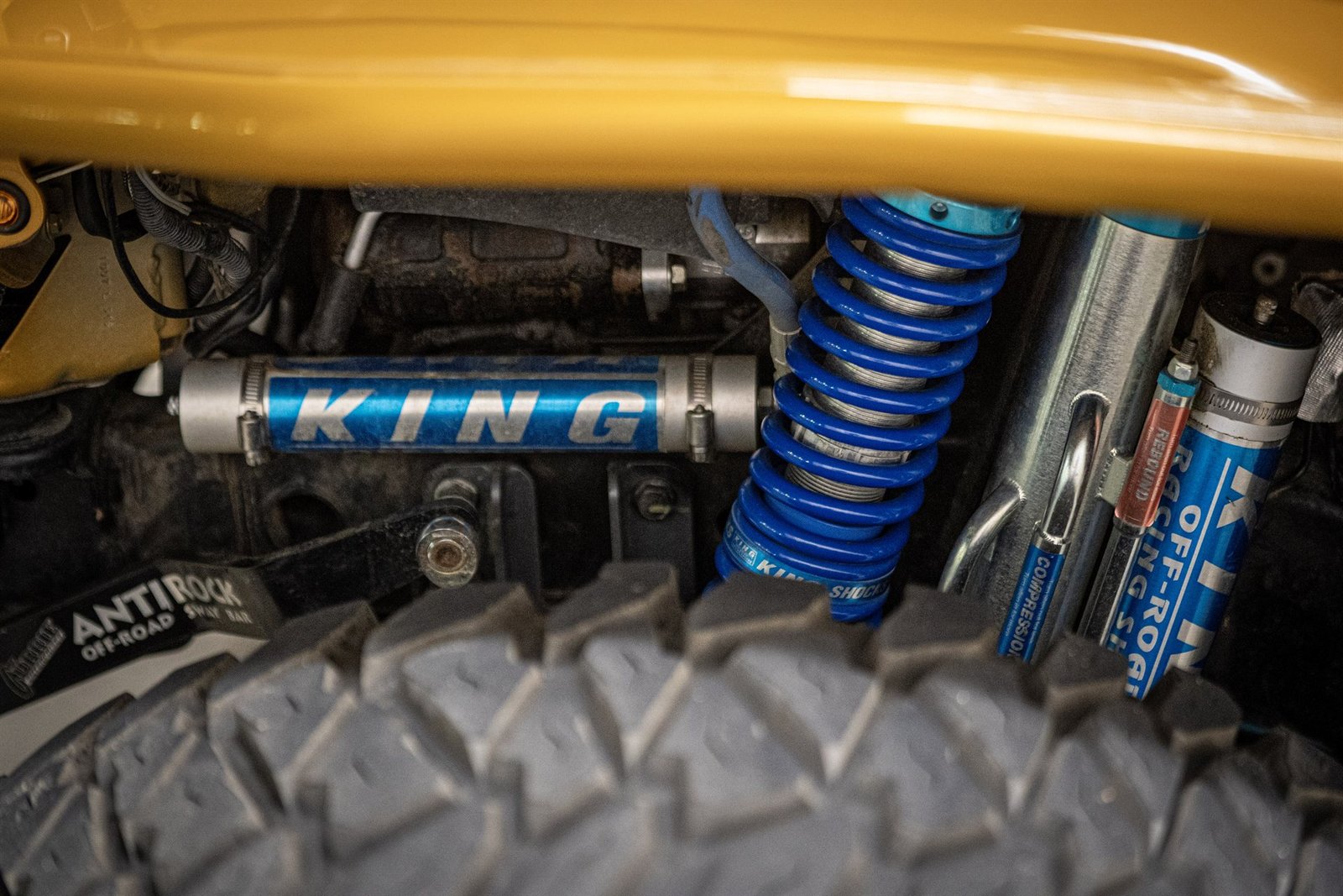 King racing shocks and Antirock sway bar detail